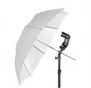 Držiak s nasadeným odpalovačom, bleskom a bielym štúdiovým dáždnikom.